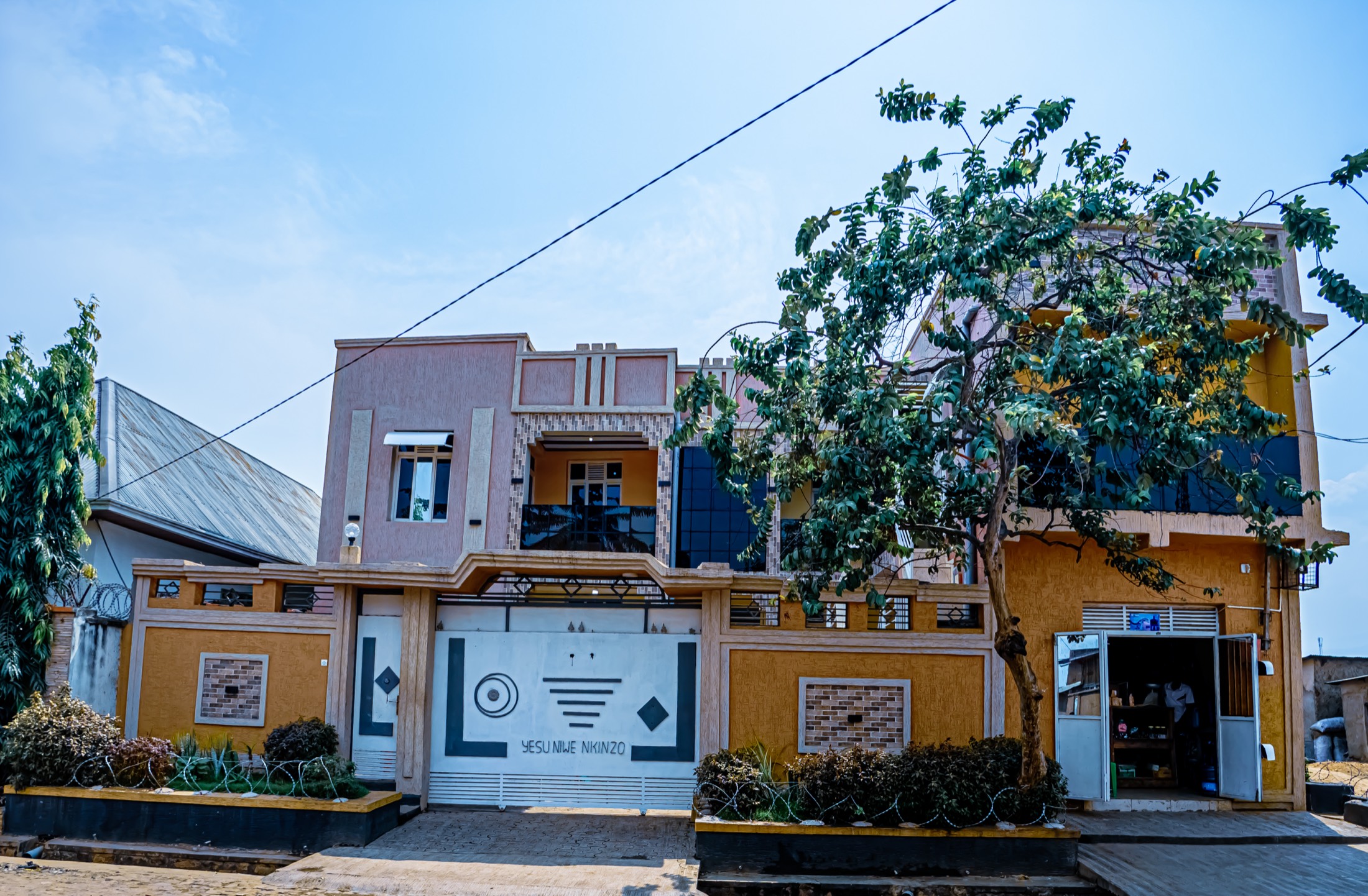 La maison vue de la rue