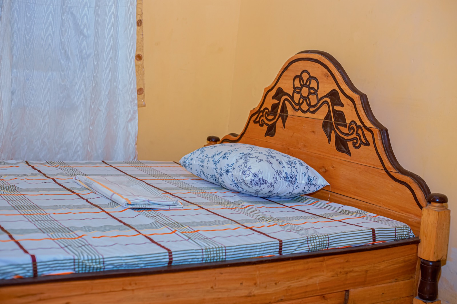 Chambre avec tête de lit fleurie