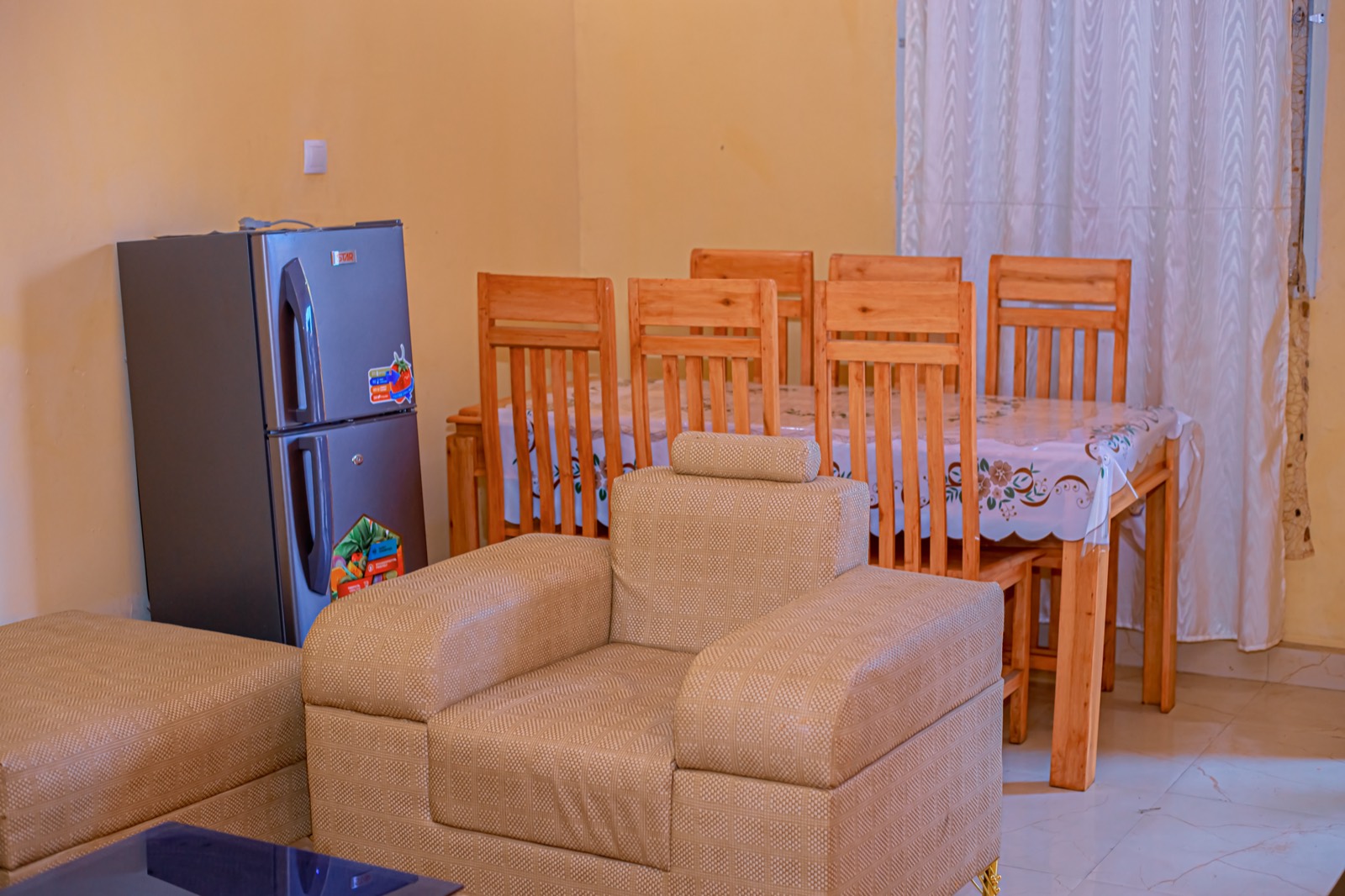 Salon beige avec coin repas